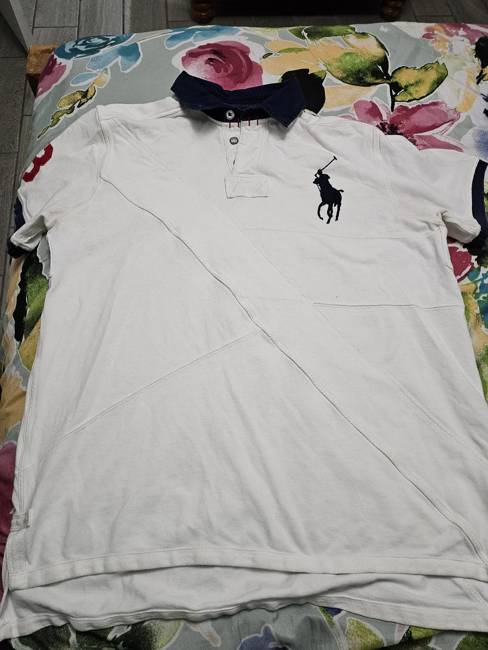 Vintage Polo-Style Men's White Short-Sleeve Shirt with Navy Collar 90s